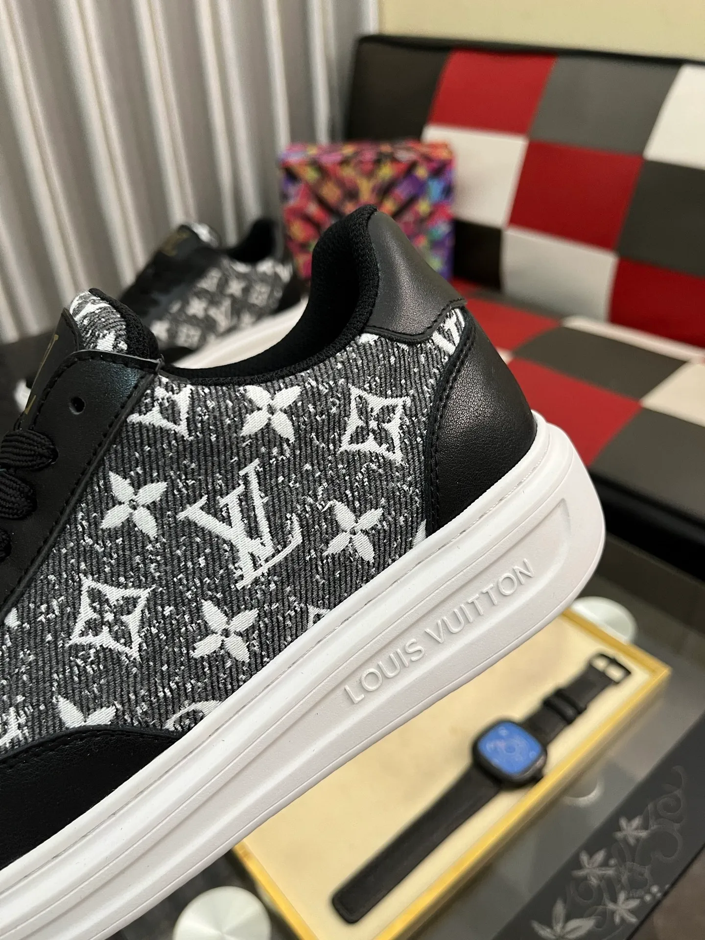 Men's shoes 💰540⌚️⌚️ Louis vuitton/LV Louis Vuitton 》Original quality.~ Unique modern style sneakers. 🏃A must-have casual shoe for trendy men😍😍 Original brand imported from Italy, imported original leather, sheep lining (refuses to discolor and grind feet) Sole: Original sole provided by the original factory, French lazy style design ⚠️Fit to the feet, original quality, super comfortable original sole. Code number: 38-445️⃣Colors available